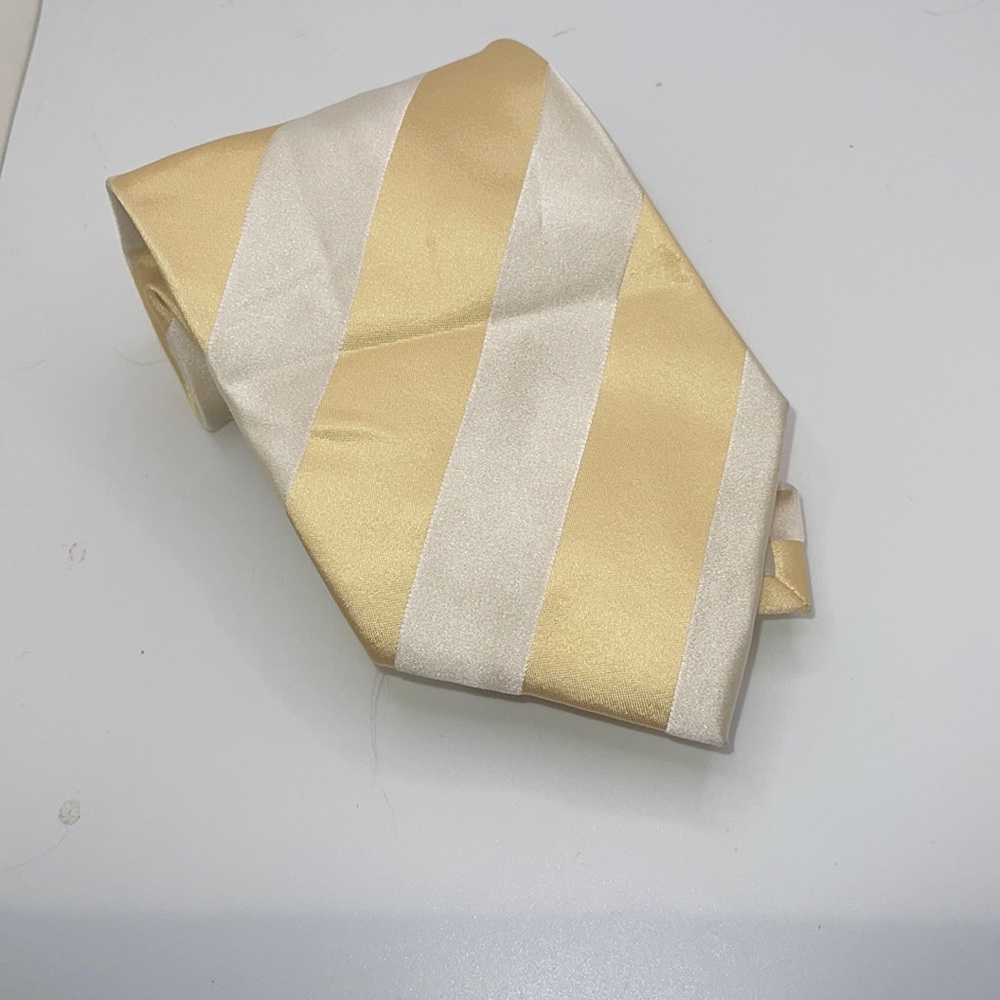 Bacharach 100% silk Men’s tie. Made in Italy. Striped. EUC. Pale yellow.